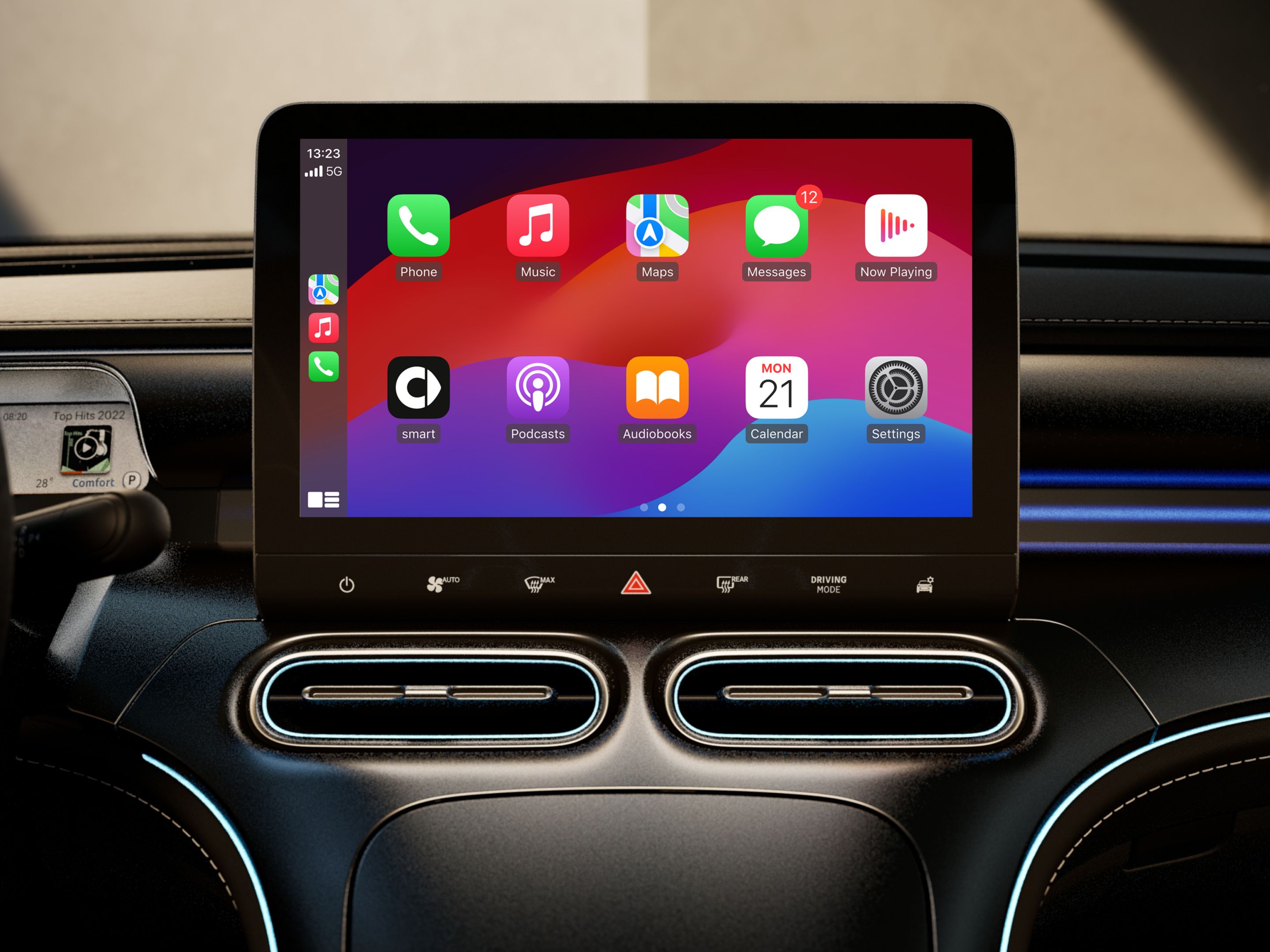 Close-up of the centre display in a smart interior. The interface shows the apps of a smartphone connected via Apple CarPlay or Android Auto using the Hello smart App.