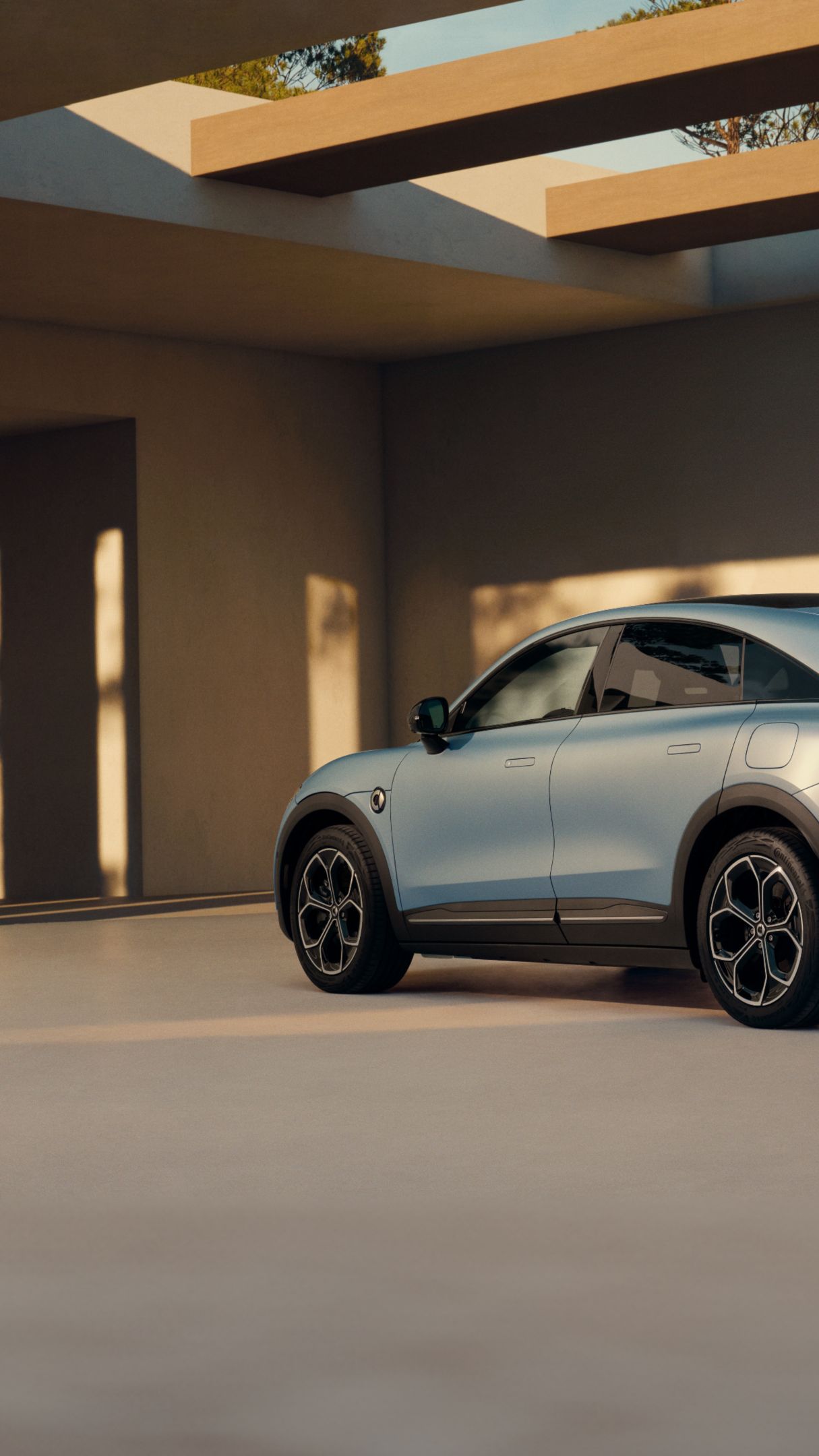 Un'auto smart parcheggiata in uno spazio minimalista con un pavimento in cemento liscio.